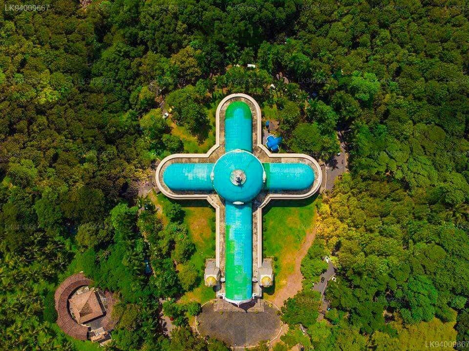 Luftaufnahme einer kreuzförmigen katholischen Kirche in Sri Lanka