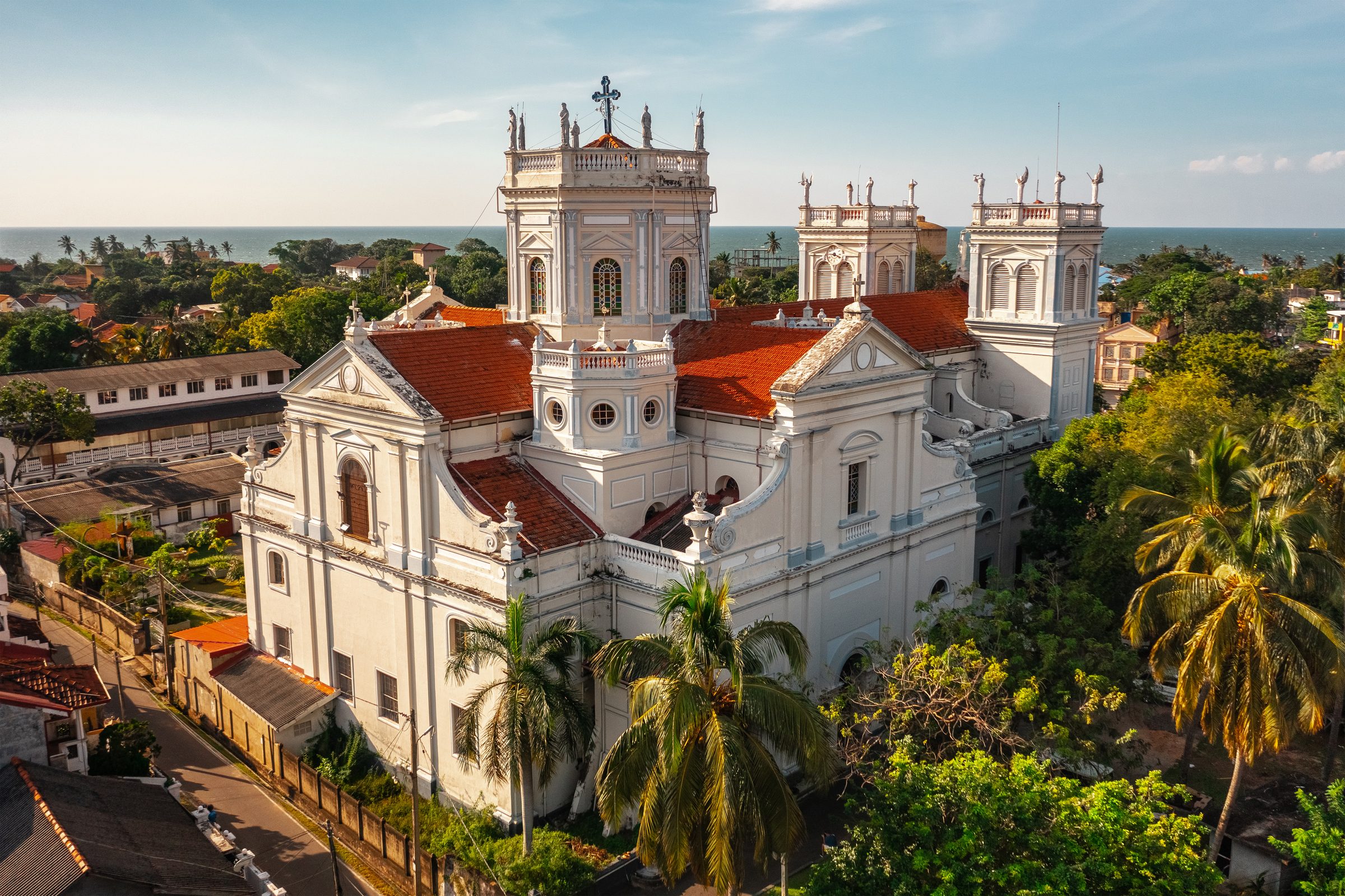 Weiße Kolonialkirche an Sri Lankas Küste