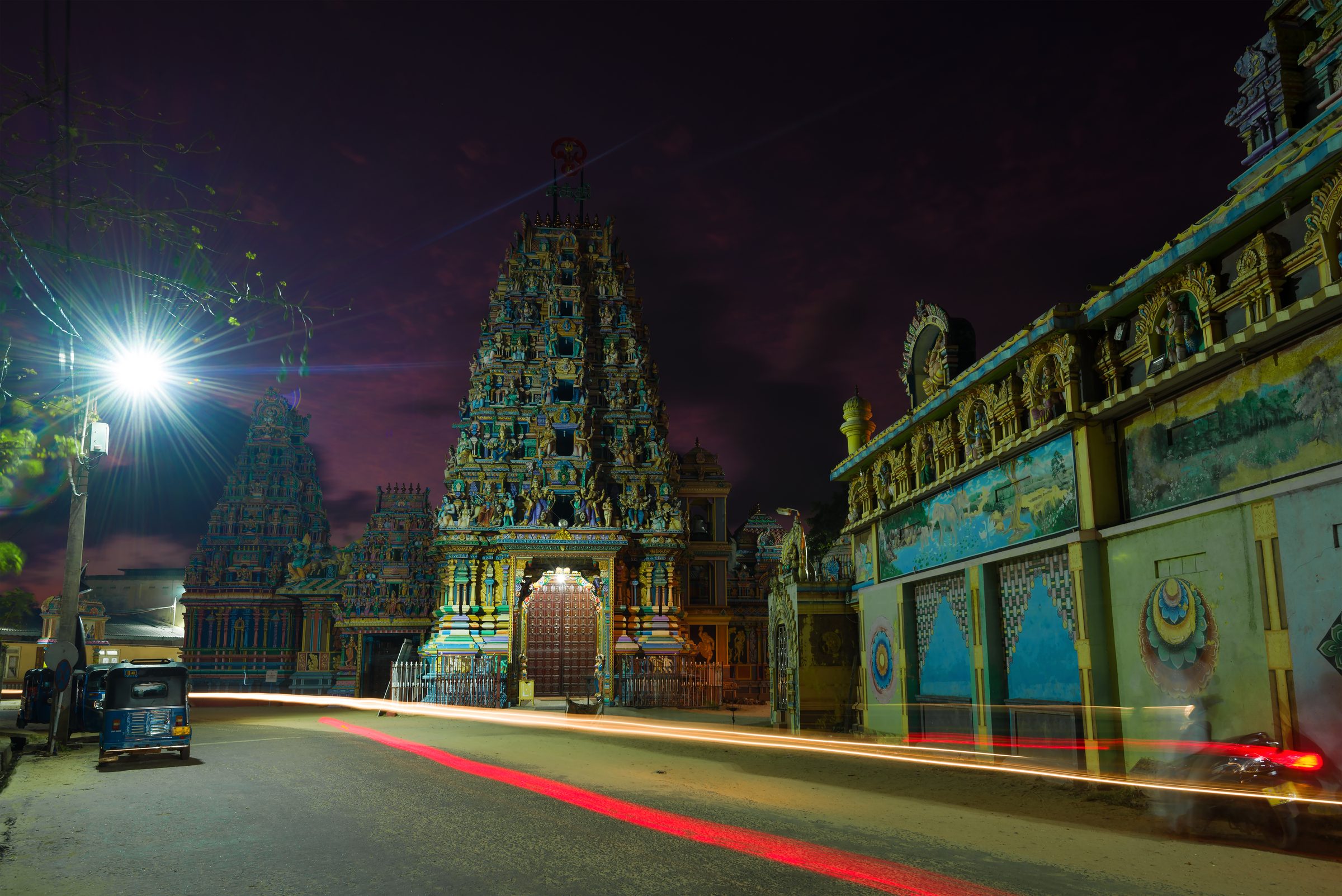 Bunt verzierter Hindu-Tempel-Gopuram bei Nacht