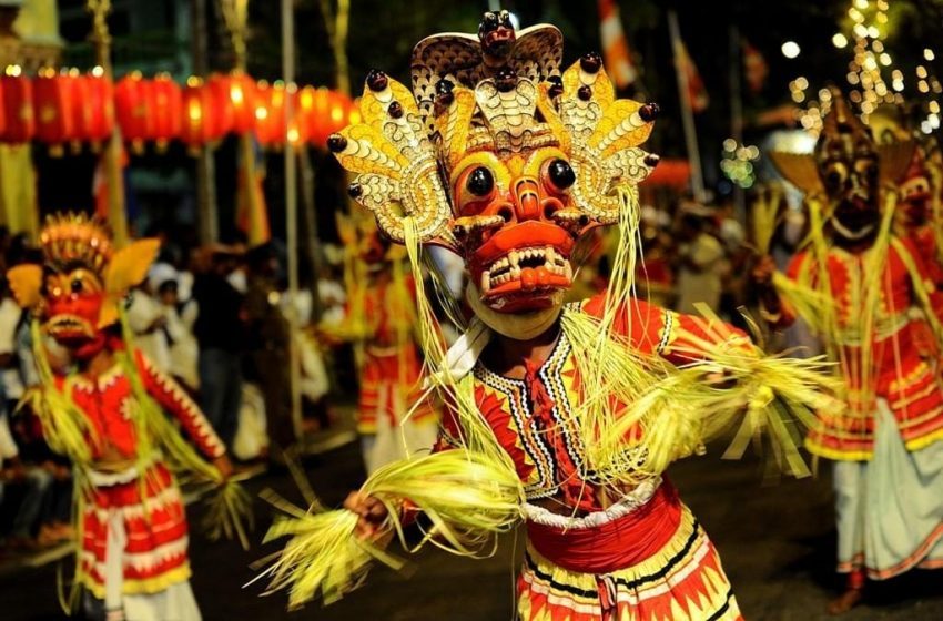 Traditionelle Maskentänzer Sri Lankas in farbenfrohem Kostüm