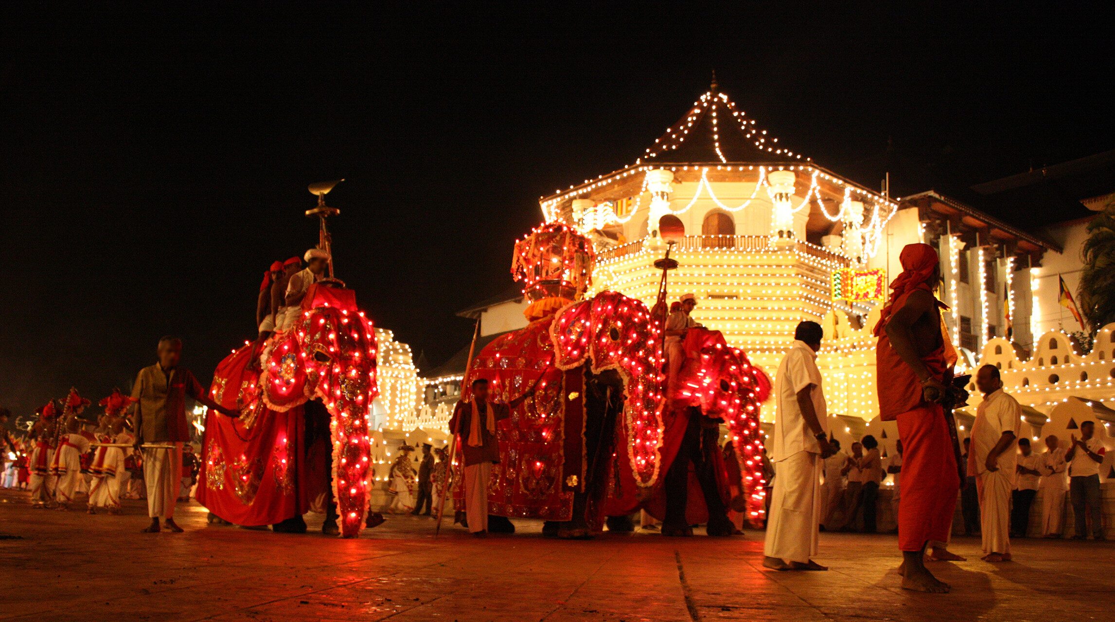 Festlich geschmückte Elefanten bei der Esala-Perahera in Kandy